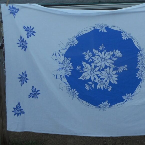 Vintage large Blue white Twin Sheet or Tablecloth pattern - unfinished edges - - Picture 9 of 10